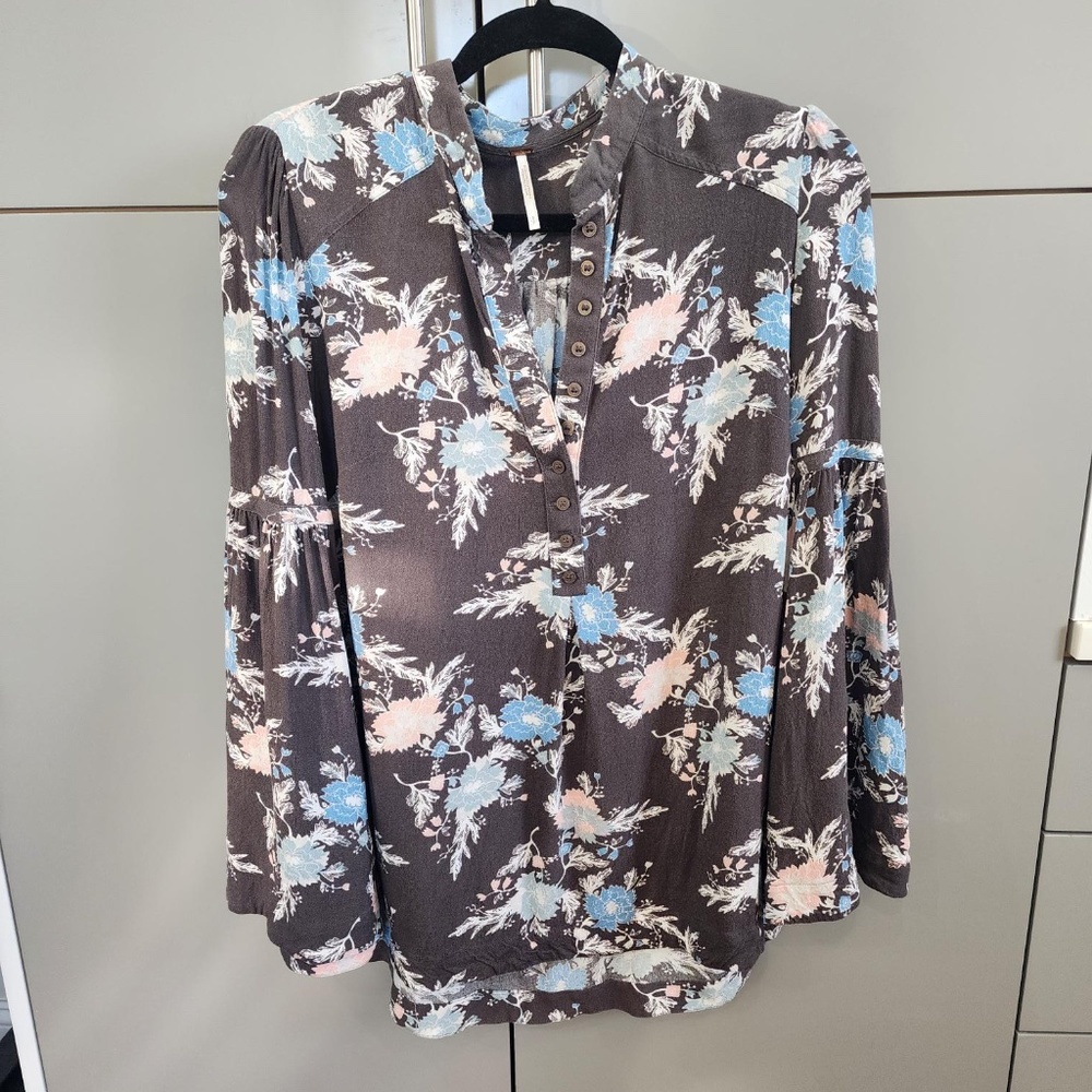 FREE PEOPLE 1/2 BUTTON V-NECK BLOUSE TOP W/FLORAL FLOUNCED SLEEVE - SIZE SMALL